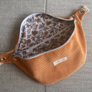 Sac banane en velours orange abricot avec une poche intérieure et une bandoulière amovible