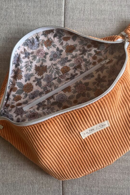 Sac banane en velours orange abricot avec une poche intérieure et une bandoulière amovible