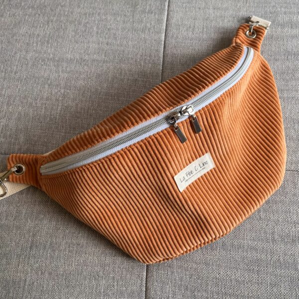 Sac banane en velours orange abricot avec une poche intérieure et une bandoulière amovible