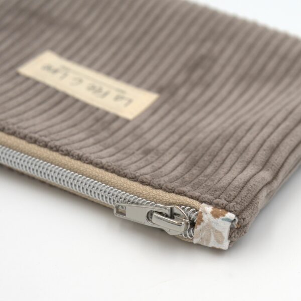 Trousse en velours taupe