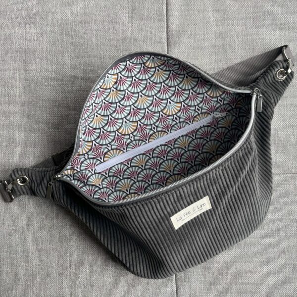 Sac banane en velours anthracite avec une poche intérieure et une bandoulière amovible