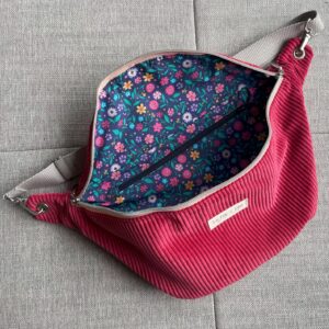 Sac banane framboise avec une poche intérieure et une bandoulière amovible